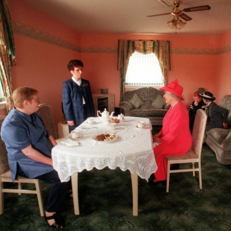 九十六张照片回顾英国女王的一生 (96张图看完英国女王的一生)