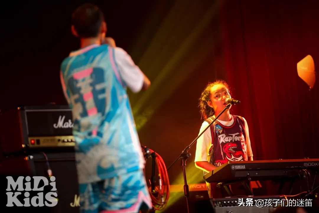 伙伴齐心，把舞台变成专属Party，得到来自原唱的鼓励