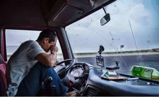 从年入38万的精英到拼命的加班人,中港司机怎么变化这么大?