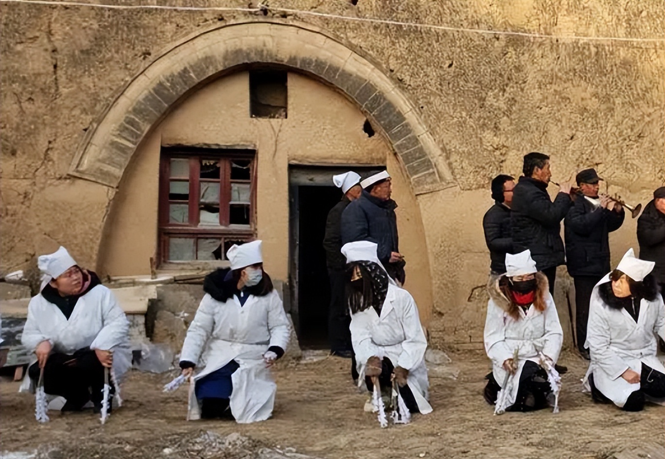 陕西男子一连三天梦见亡妻求救,男子十天连续梦见亡妻打开棺木