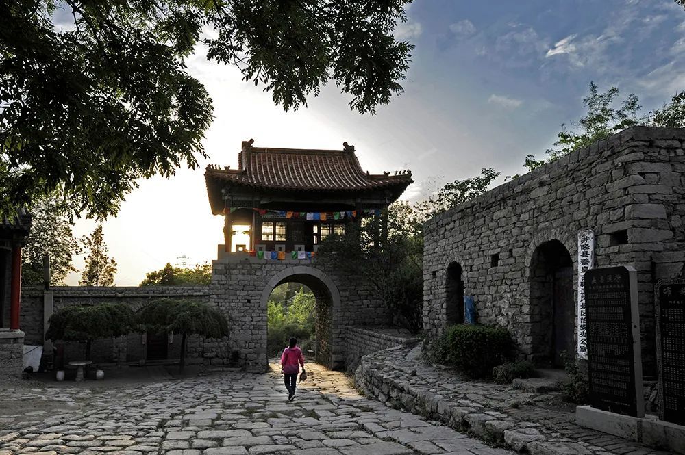 旅游鼻祖徐霞客简介图片,古代旅游达人徐霞客简介