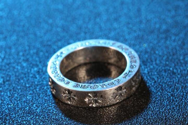 贫穷农民一夜间暴富，手戴多枚金戒指干农活，专家调查后直接狂笑