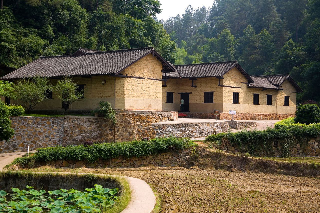 毛主席时隔32年回韶山，看到父母墓地破烂不堪：都不要修，就这样