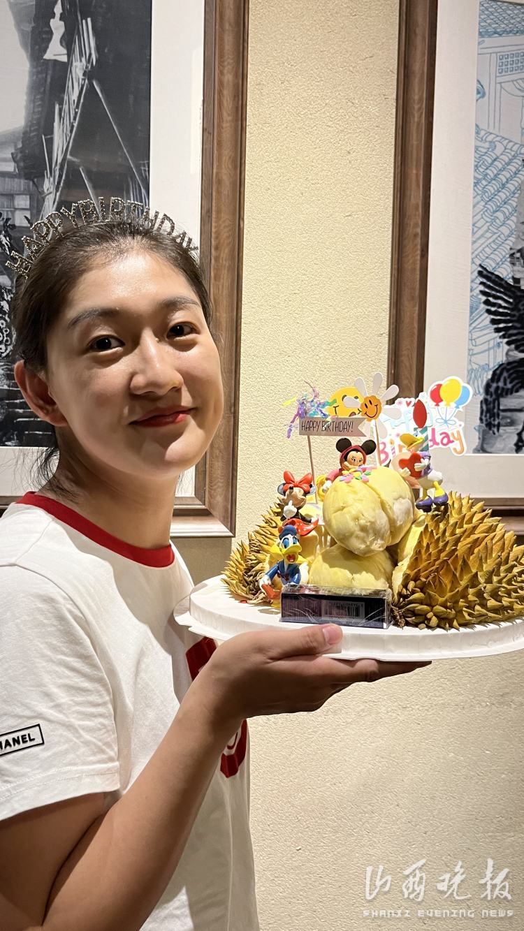 榴莲、口红……太原一“90”后女子为闺蜜制作创意生日礼物引围观