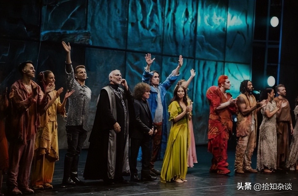 音乐剧《毛发》中，歌词*力暴**的转变，肢体历史的融合