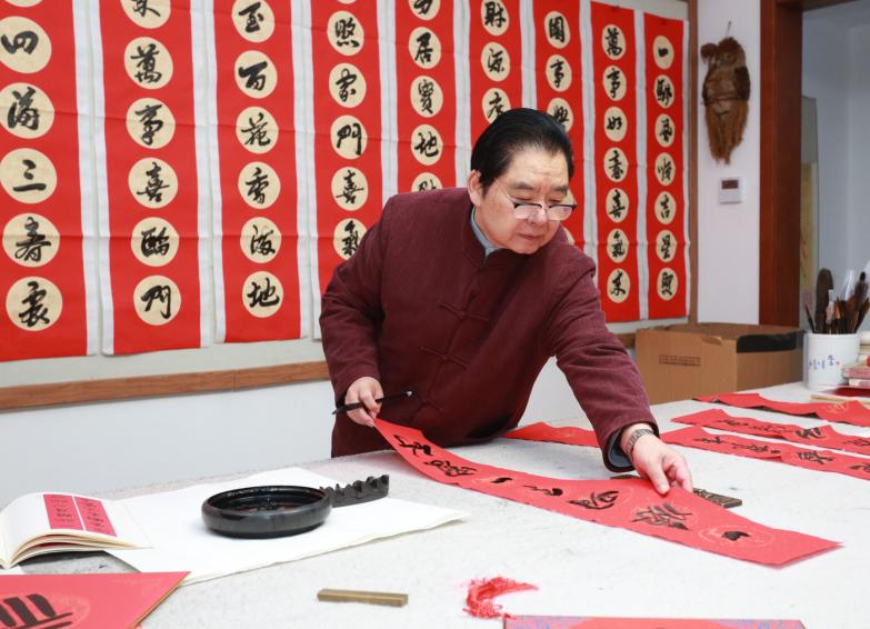 平安迎虎岁防疫不放松——“百姓艺术家”刘迅甫义写春联四十一年