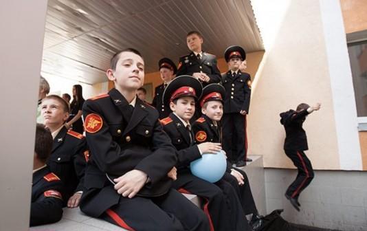 俄罗斯小学生有多硬核？格斗射击样样精通，连坦克都能熟练操作