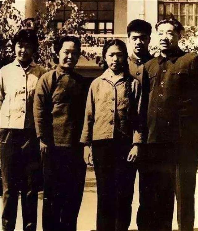 2001年贺鹏飞因突发心脏病去世，母亲盯着遗体发呆，重复说一句话