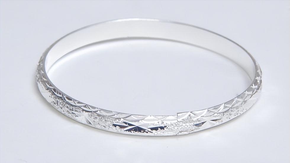 为什么银饰戴着手会变黑,银饰能帮人体排出毒素