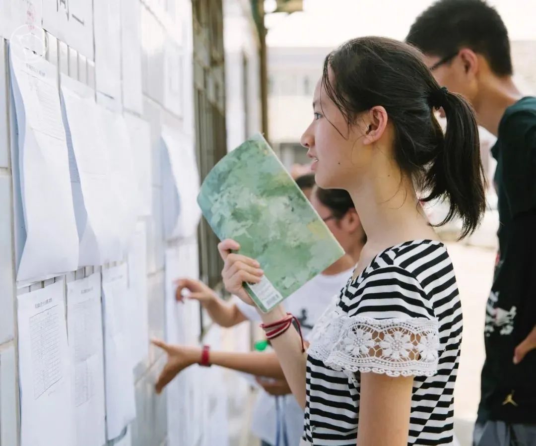 这个校园“*拍偷**狂魔”,拍下了95后的绝版青春