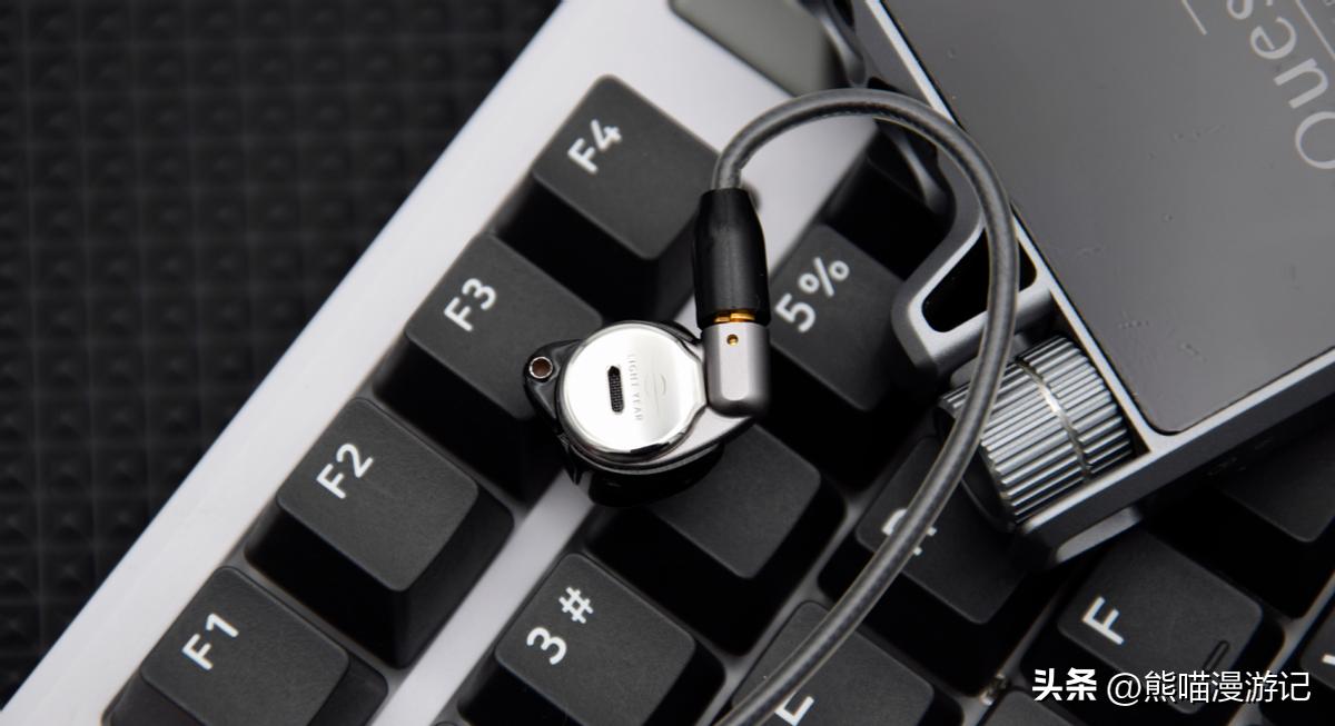 登场就是流行人声声价比王炸牌？光年星城5一圈两铁HiFi耳机评测