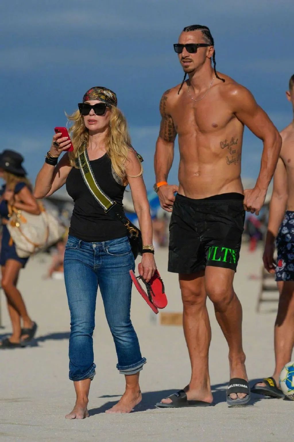 相爱20年不结婚，这对姐弟恋火了！网友：一物降一物，孤狼配悍妇