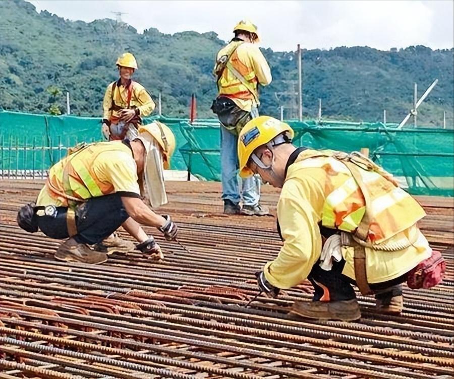 二嫂借给我十万块手术费,我却在借钱当天归还,并拉黑了她的微信