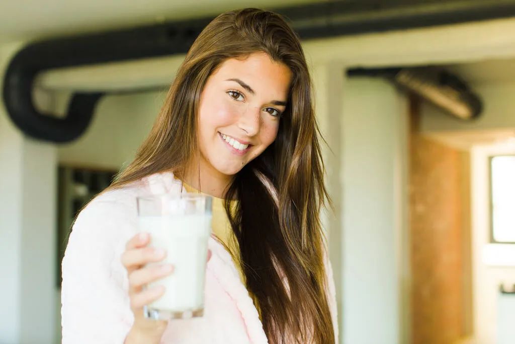 牛奶早上喝好，还是晚上喝好？喝牛奶伤胃还是养胃？7个牛奶小问题，看懂再喝也不迟