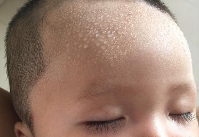 缺钙睡觉会出汗吗,孩子睡觉出汗是缺锌还是缺钙