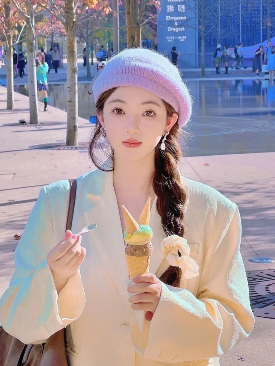 今年别再披头散发了三款减龄发型,秋冬季更适合有氛围感的发型