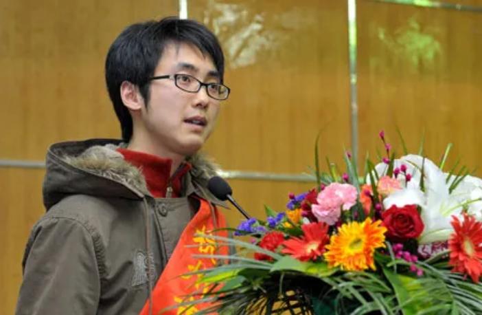 2005年“背母上学”的刘婷,10年后变性女儿身,当选国际选美女郎