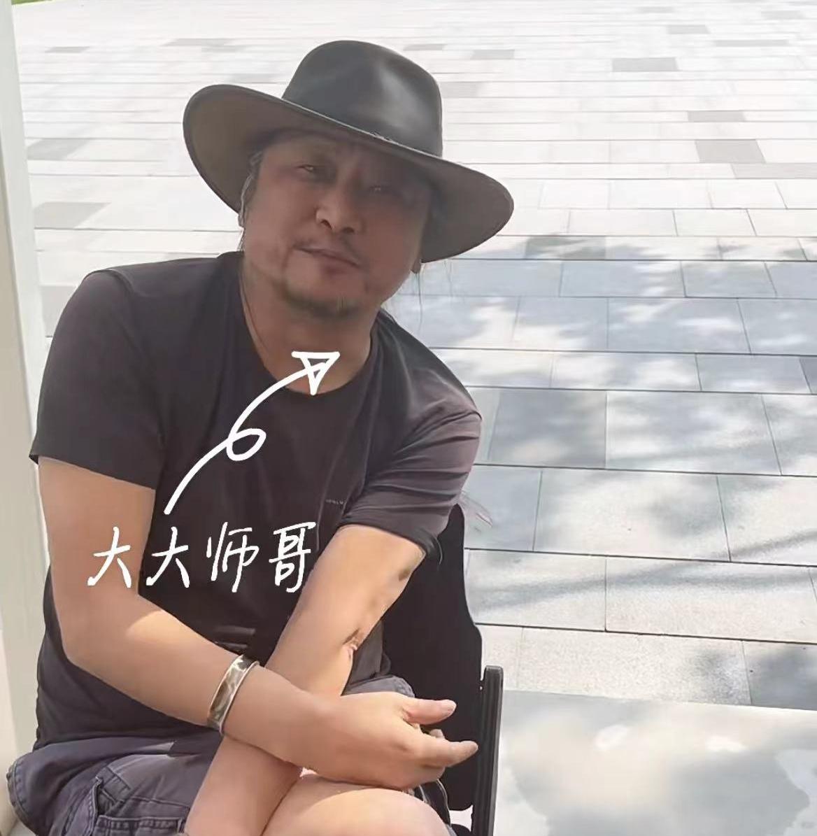 李亚鹏携小20岁娇妻与友人聚会,李亚鹏携小娇妻出游
