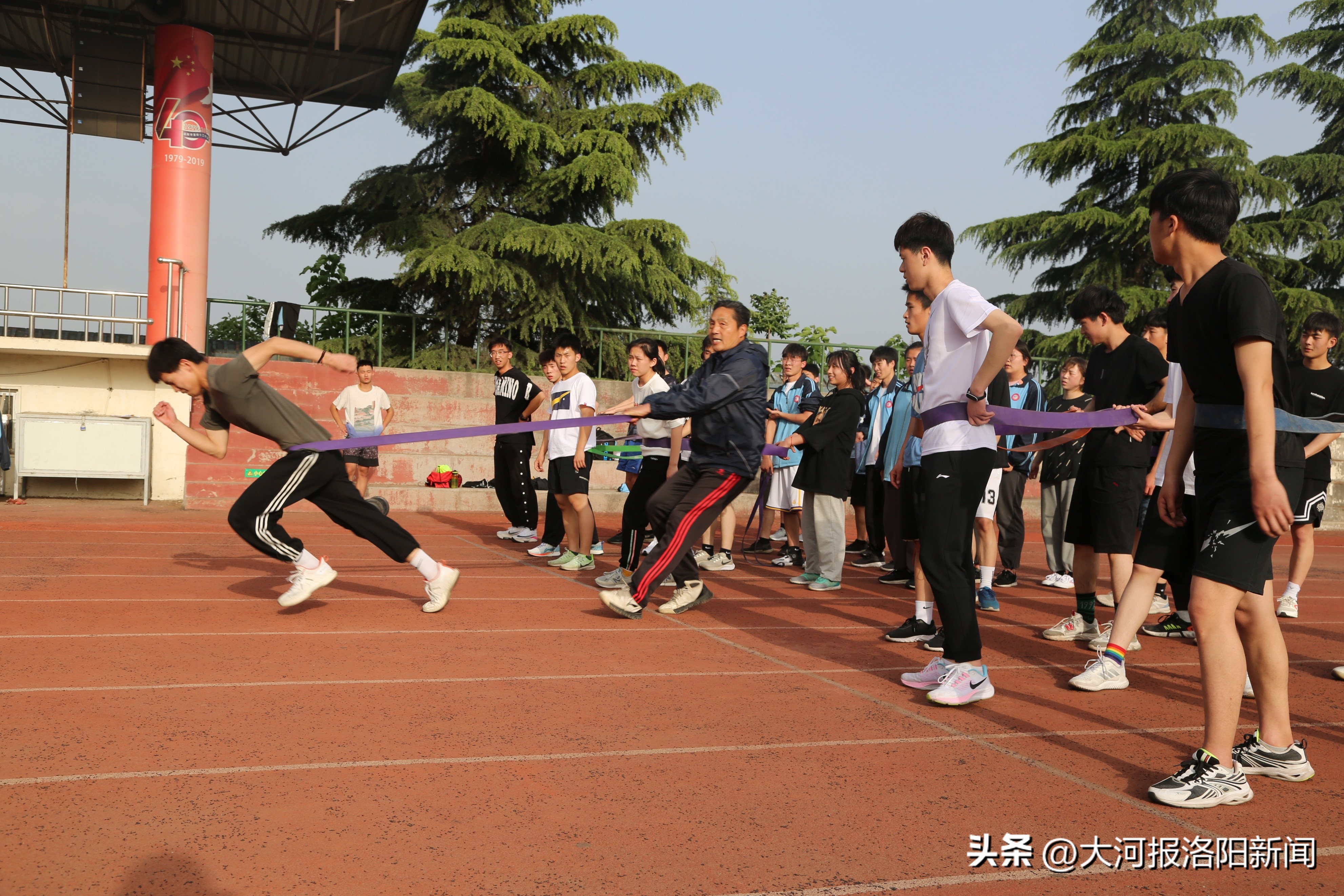 踔厉奋发守初心奋楫争先谱新篇,踔厉奋发行稳致远意思