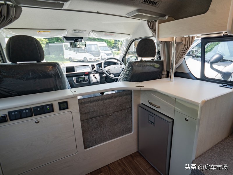 低顶丰田海狮房车布局,丰田海狮9座改装房车可做饭洗澡