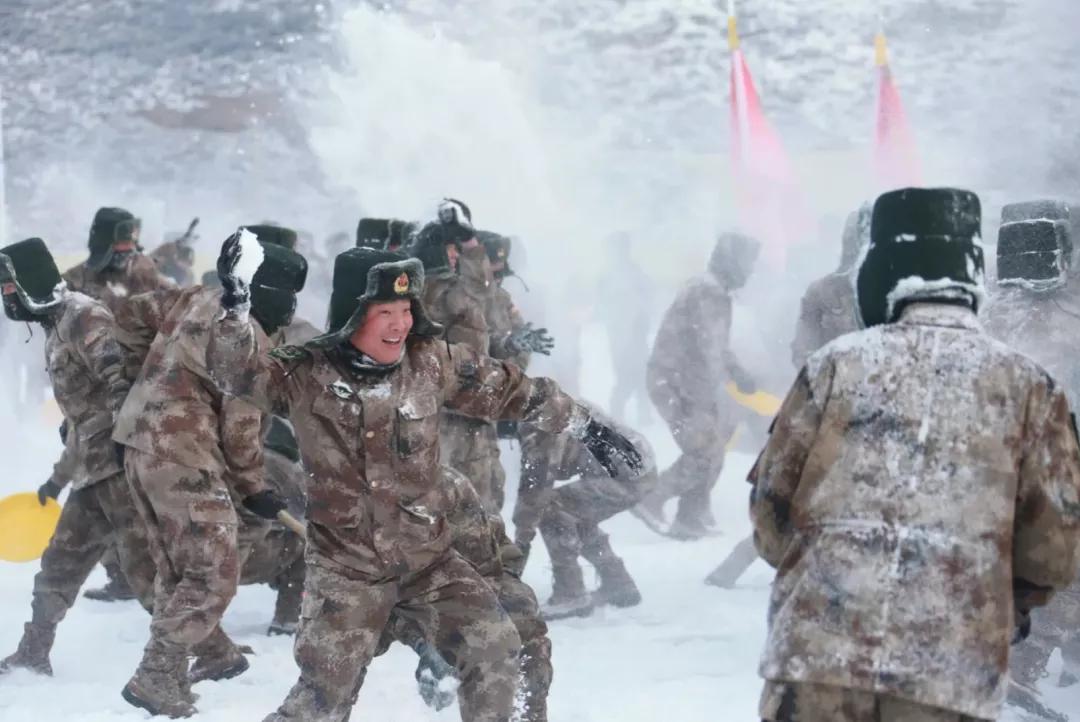 部队里打雪仗,部队打雪仗站岗