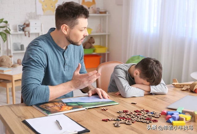 我打了女儿一巴掌要怎么跟她道歉,打了女儿两巴掌后悔怎么办