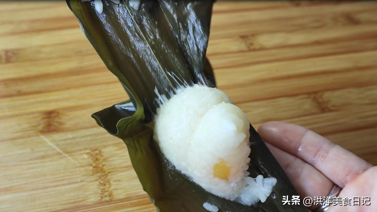 端午节粽子的真正吃法,端午节煮粽子全过程