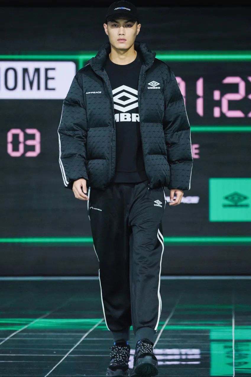 在这场羽绒服大秀上，我们见识了太平鸟男装的「科技」与「狠货」