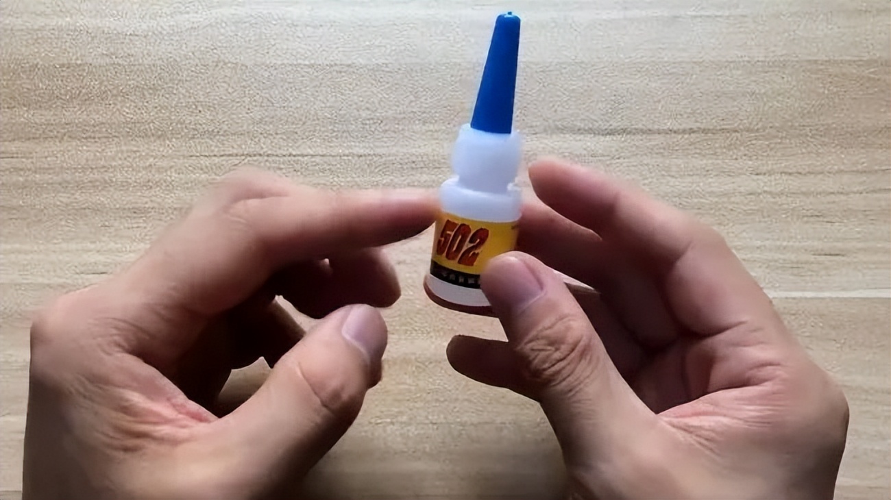 眼睛被热水溅到怎么处理,502不慎溅入眼睛要冲洗多久