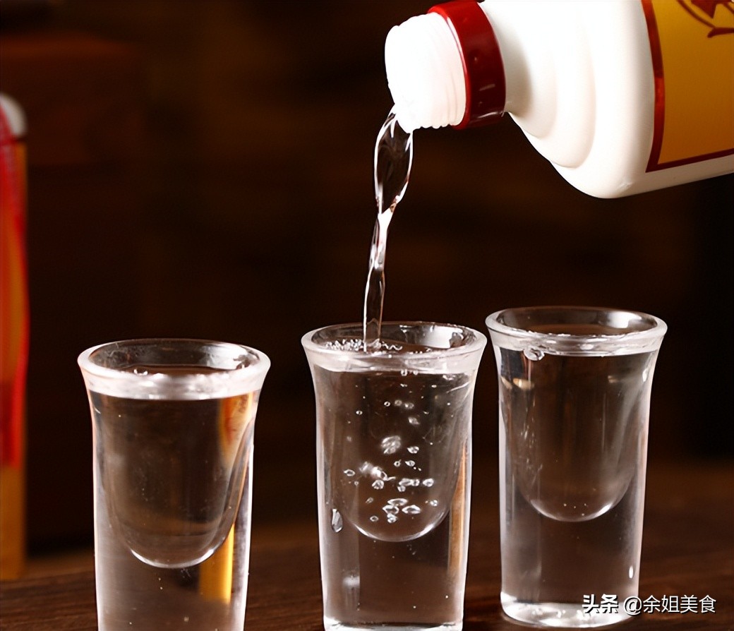 适合老人好入口的浓香型白酒,推荐一款中老年人喜欢喝的白酒