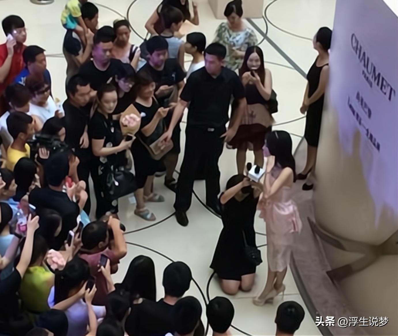 助理伺候明星跪下打伞,助理跪下伺候明星洗脚穿鞋