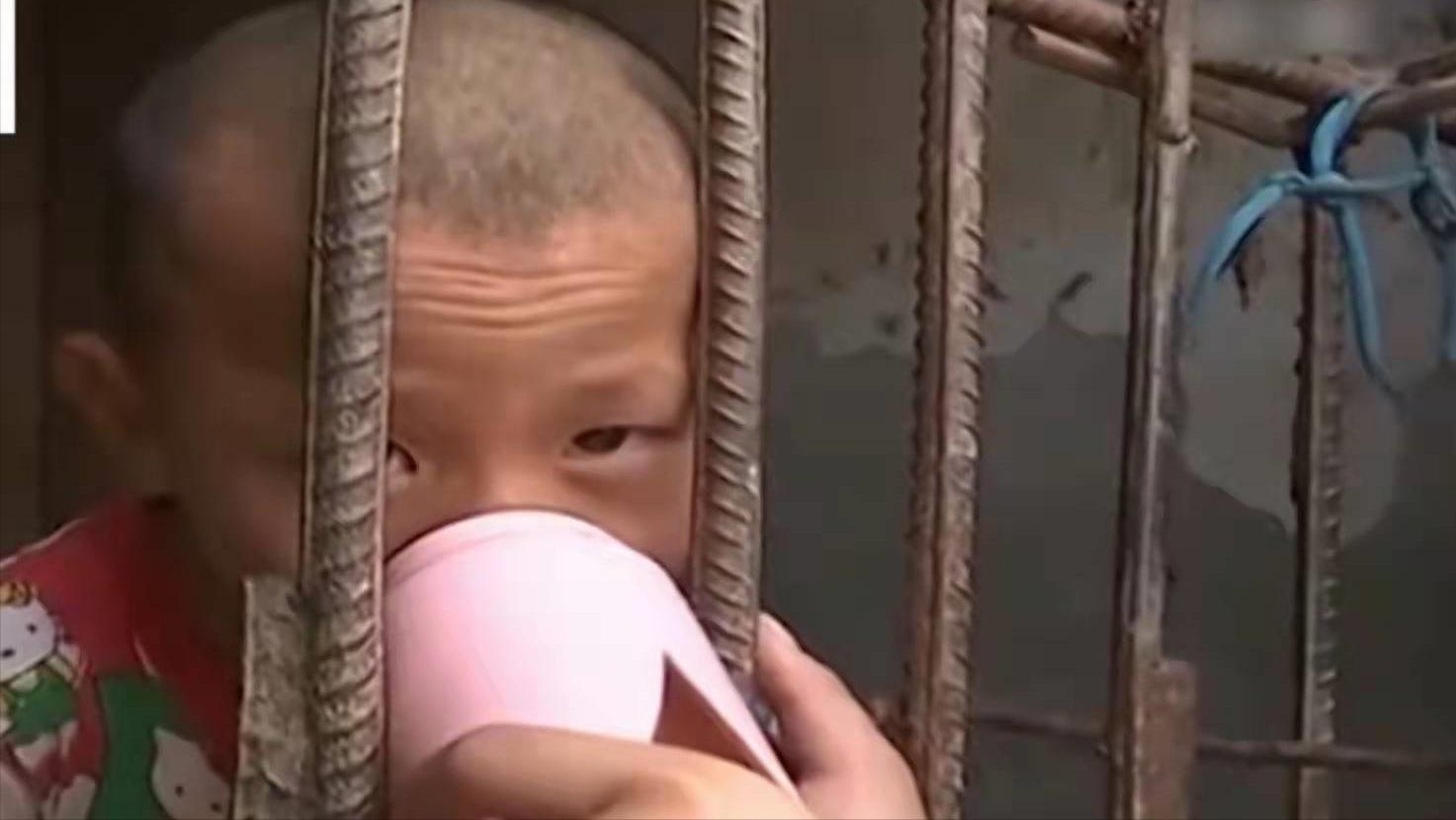 小孩爸爸被关在小黑屋,父亲把儿子关进小黑屋电视剧