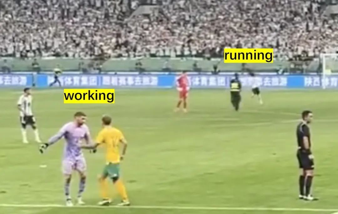 球迷冲进球场拥抱梅西跑了多少米,球迷冲进场内拥抱梅西全过程