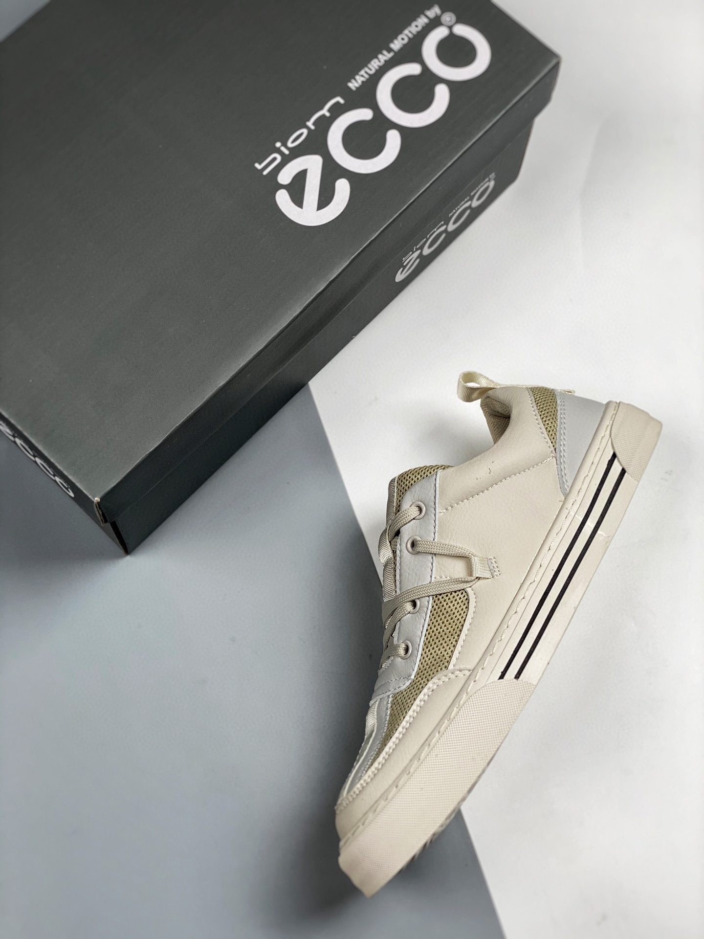 白色阔腿牛仔长裤搭配板鞋秋冬,阔腿牛仔裤搭配板鞋学生党