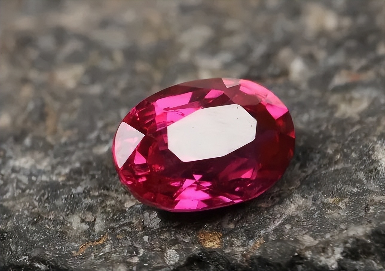 红宝石是妖娆多姿的美丽，燃起人们的希望之火-众享珠宝，乐大福