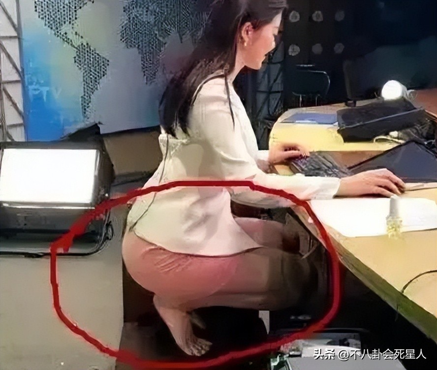 戴假发、穿半截西装、贴胶带瘦脸,原来央视的主持人这么“假”