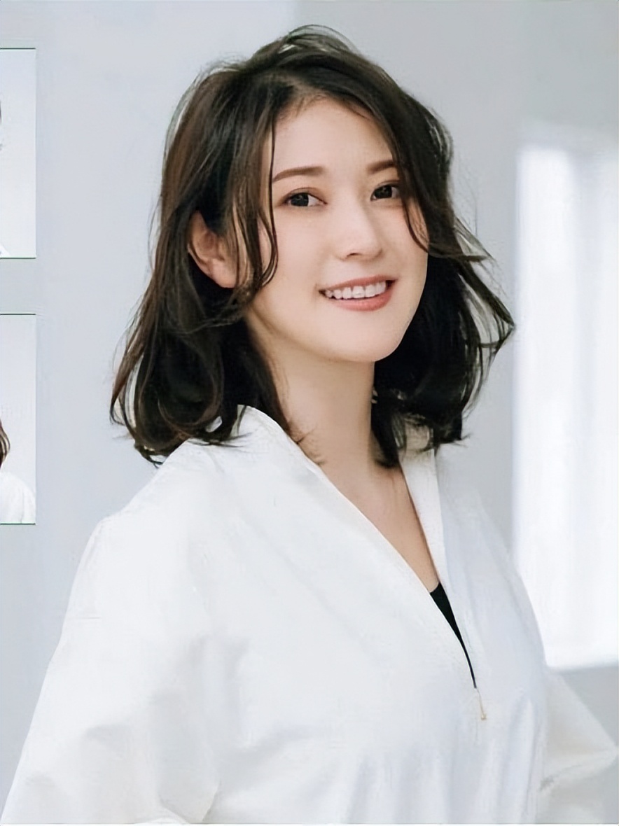 圆脸头发少适合大卷还是小卷,圆脸塌头适合大卷还是小卷