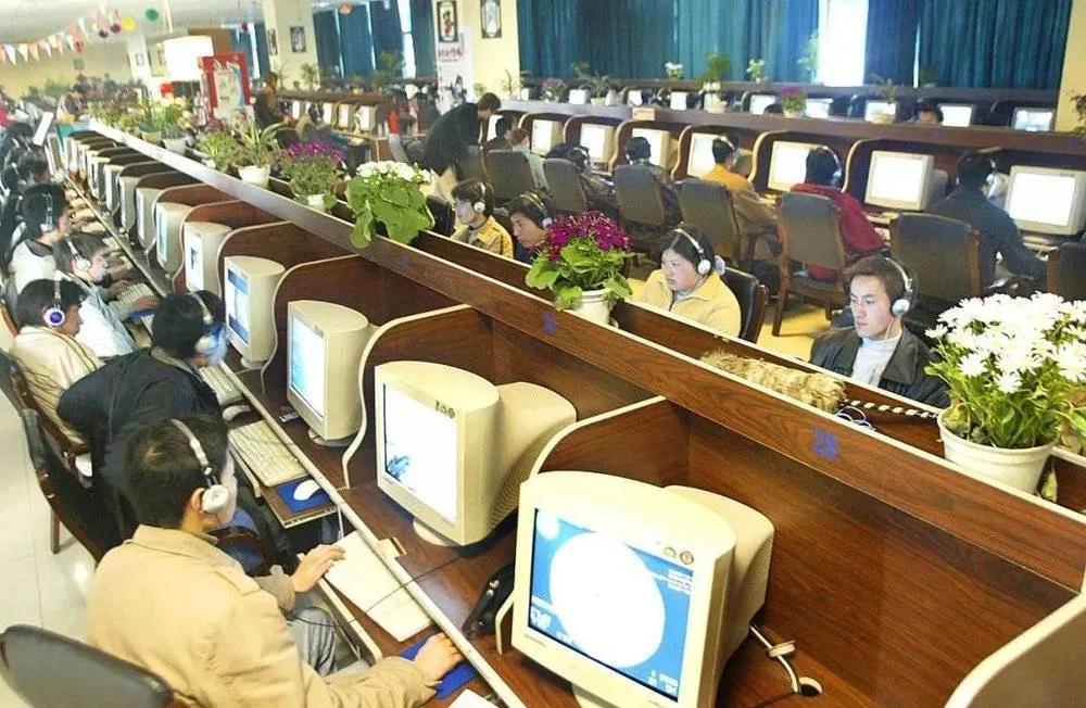 我在城中村开网吧，目睹了对面洗头女工的黑白人生