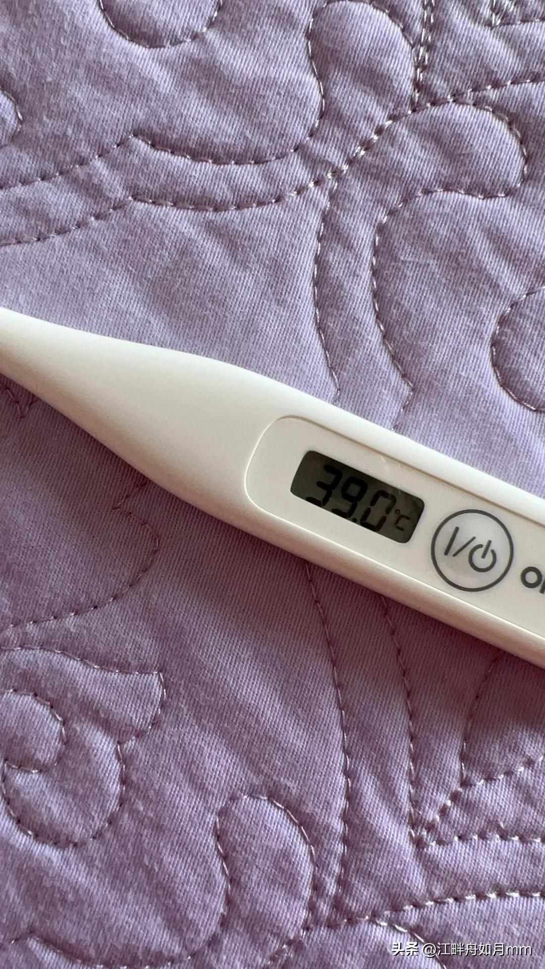 洗衣机掉的脏东西,清洗滚筒洗衣机后毛巾上有海绵