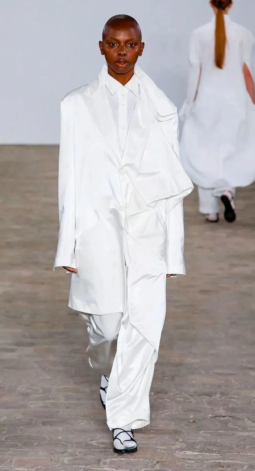 优雅、街头、暗黑揉为一体，拥有独特立体美学的韩国品牌