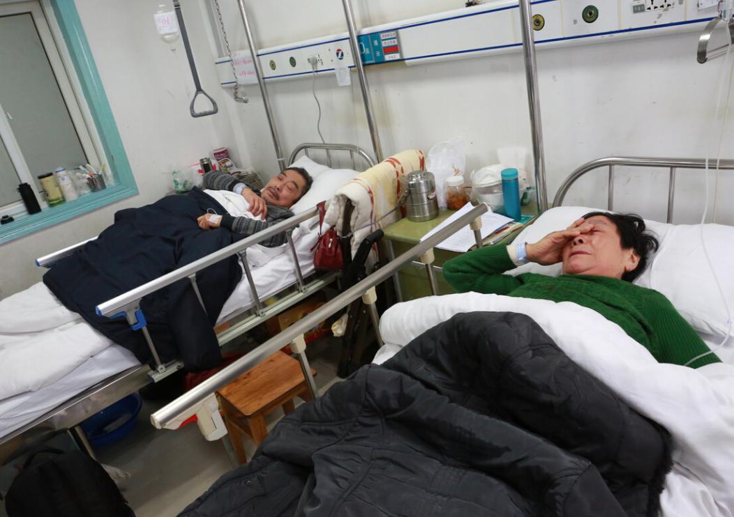 我国首批丁克族老年生病无人照顾,最早丁克族的真实现状