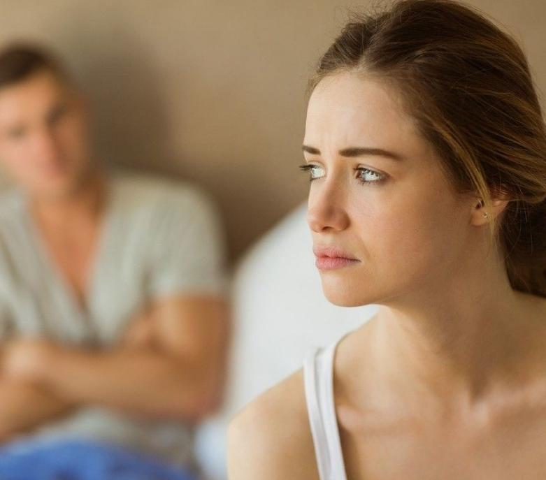 女性心窝口偏右烧灼感痛怎么回事,女性尿路有烧灼感是怎么回事