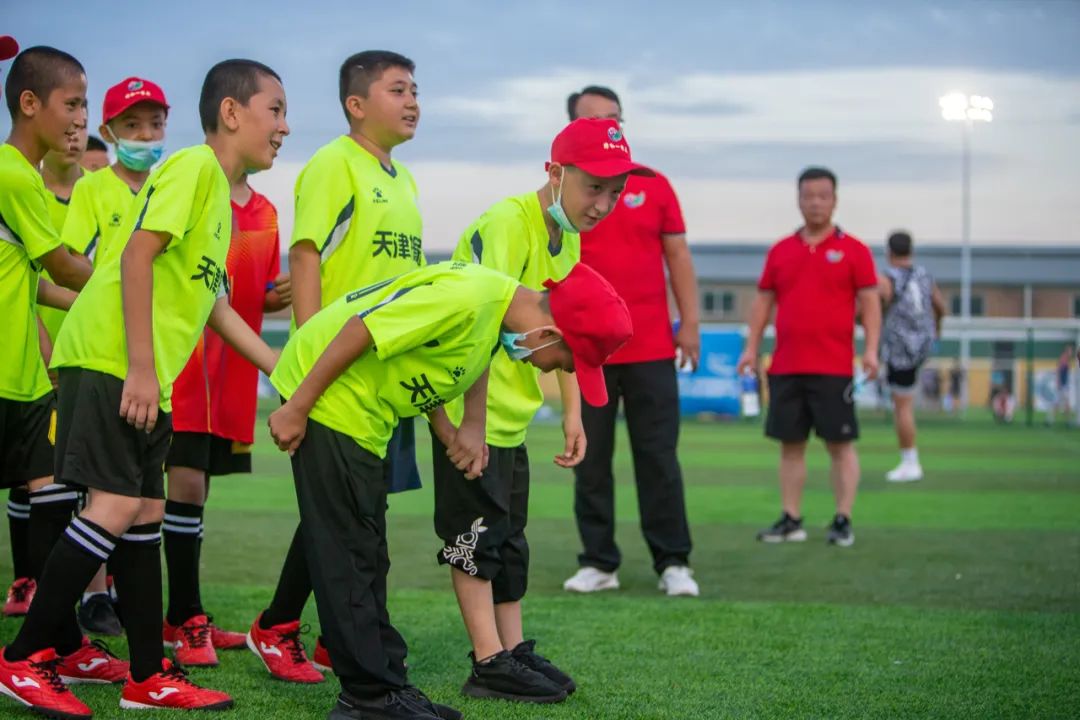 “十城带百县”助力乡村振兴|*疆新**和田足球小巴郎感受天津足协外教训练指导现场观战津超赛事