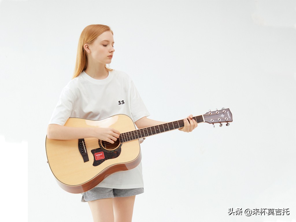 新手入门吉他选择哪款好用一点,吉他初学者用烧火棍合适吗