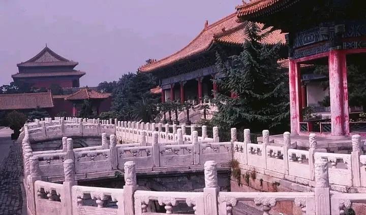 侵华日军老照片：女子自愿脱衣服让日本人拍摄，被拍下大尺度照片