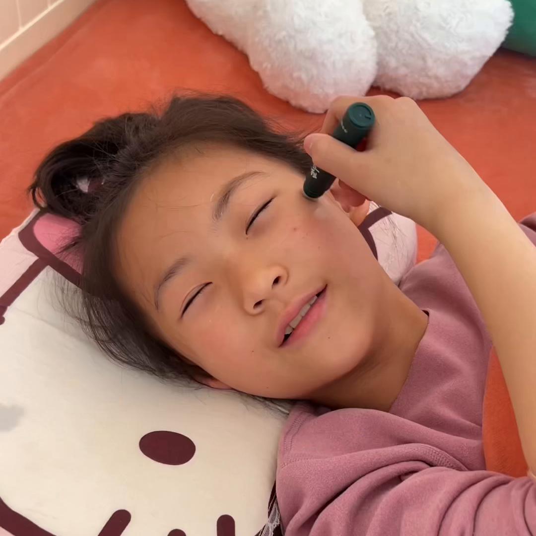 每天用精油刮脸可以祛斑,每天精油刮脸100下