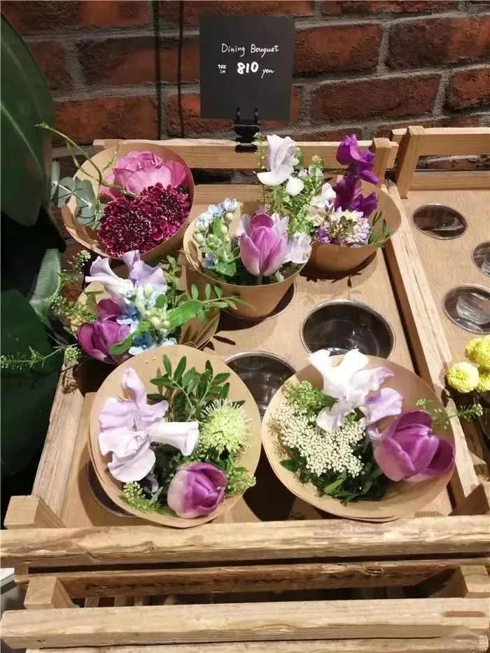 对标日本青山花店，做高端传统插花，这家70平方米花店生意火了！