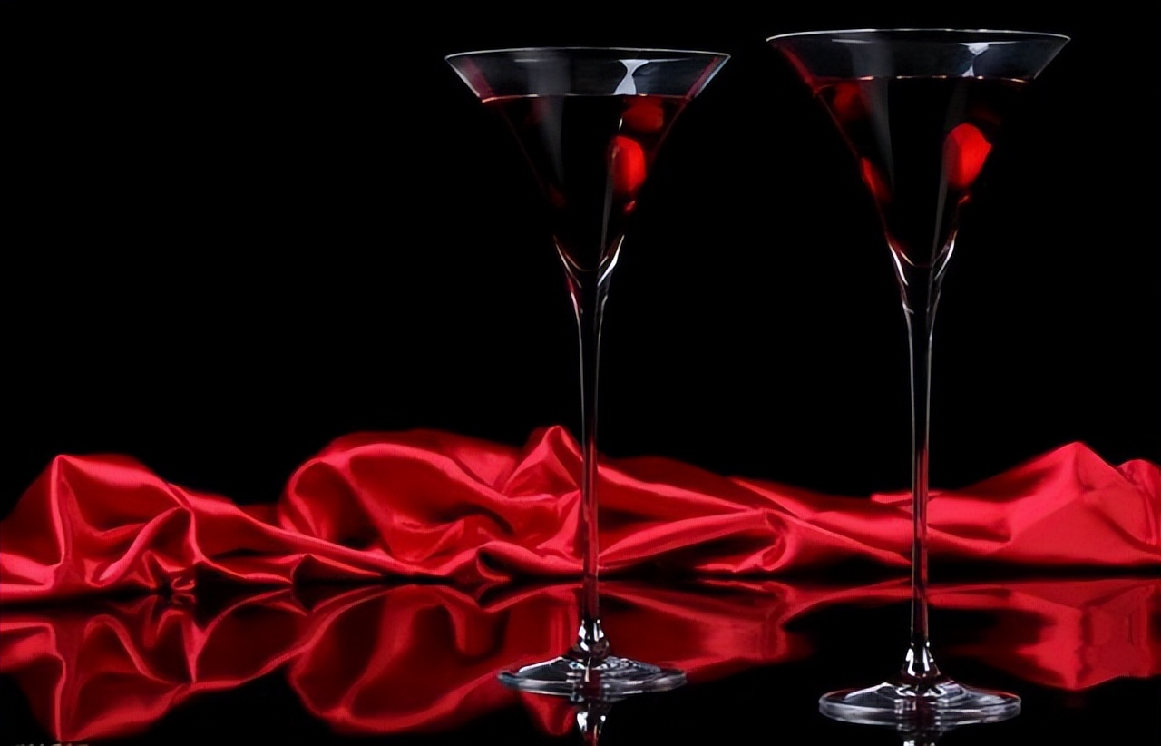 去饭店吃饭可以自己带酒吗,去饭店吃饭带一瓶酒合适吗