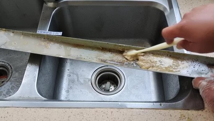 清洗油烟机油盒里的油怎么处理,清洗厨房油烟机储油盒的小妙招