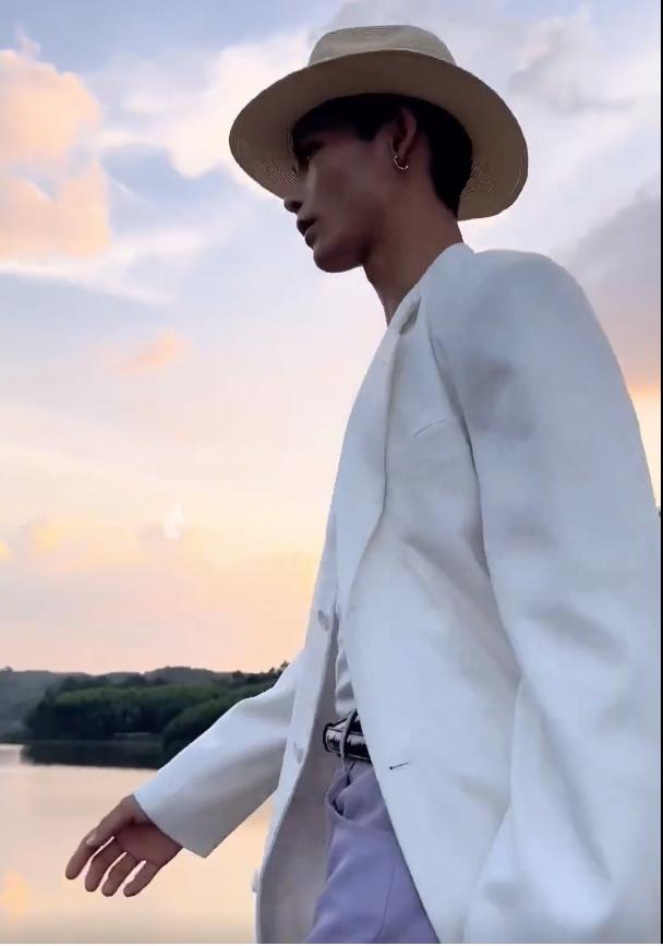 陆仙人每月都回老家，拍自己构思好的视频，骑电车上身直得像钢板